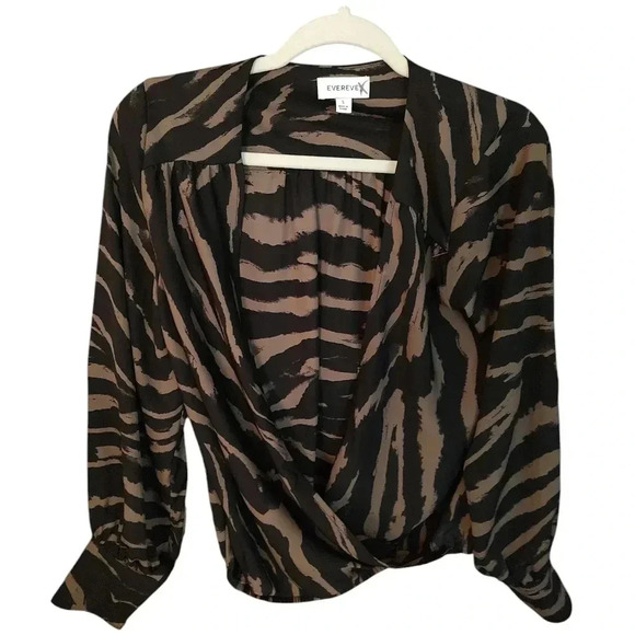 Evereve Lillian Surplice Top - Picture 3 of 5